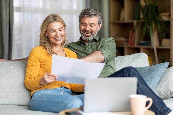 researching life insurance products_509553108