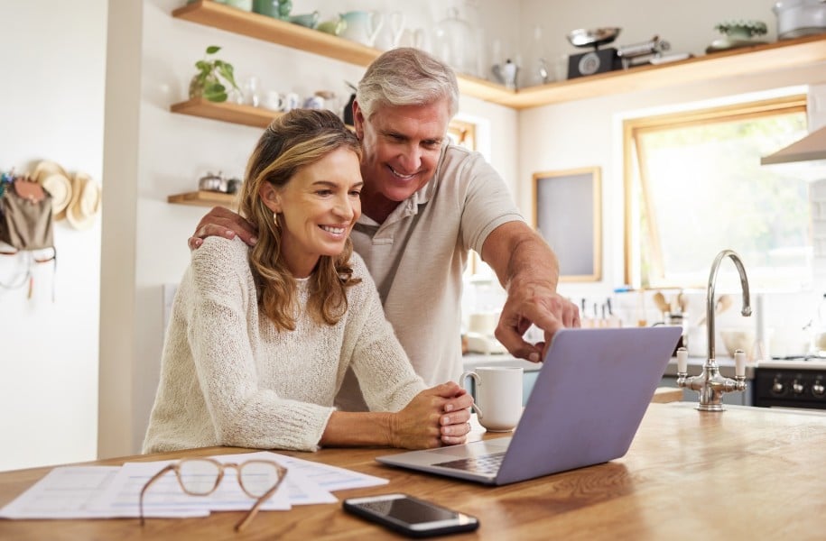 couple shopping for final expense insurance